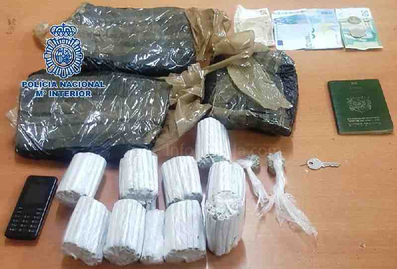 Detenido un joven marroquí con 370 cigarrillos y 620 gramos de kiffi