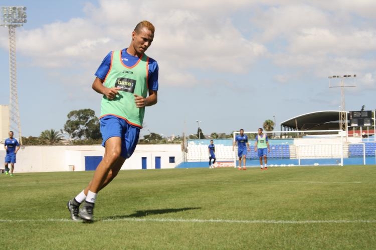 Unión Deportiva Melilla: Josu y el calor aprietan, pero no ahogan