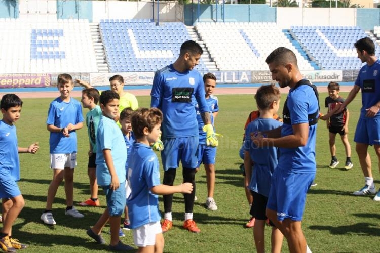 La U.D. Melilla pasa el Día de la Fiesta Nacional rodeado de jóvenes