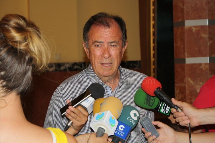 El presidente de la Ciudad recibe su carnet de la U.D. Melilla