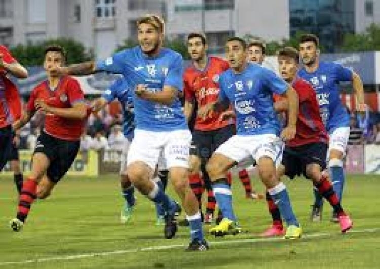 Amarito defendiendo la elástica azul del conjunto gaditano del San Fernando