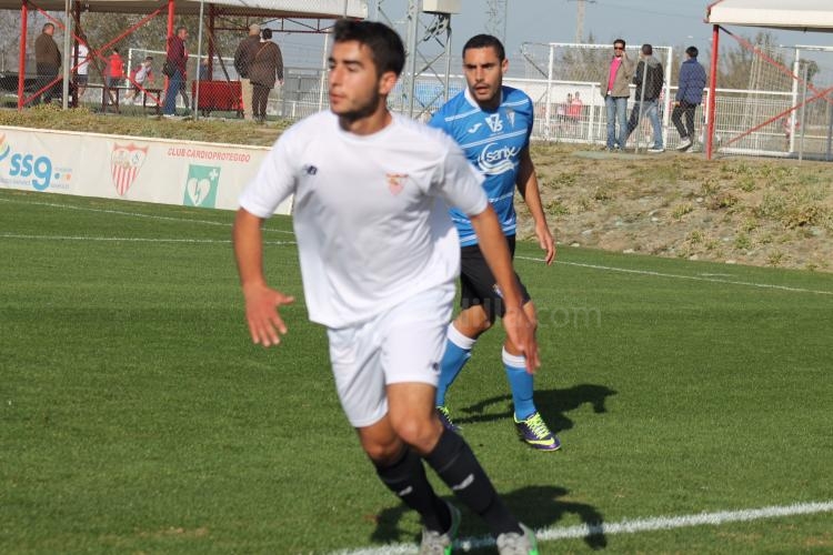 El melillense Amarito defendiendo los colores del San Fernando,nuevo segunda división B