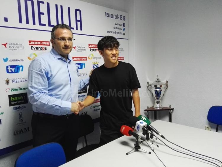 Kiu ya posa con la nueva elástica azulina
