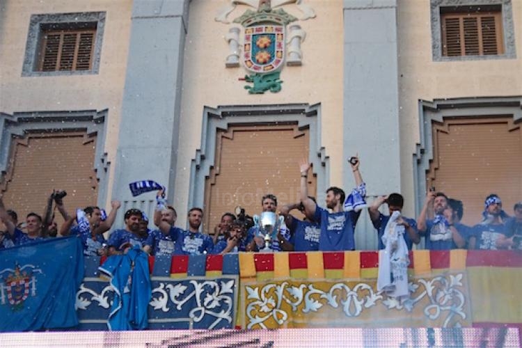 En el balcón del Palacio de la Asamblea recibiendo los vítores por el logro a la ACB