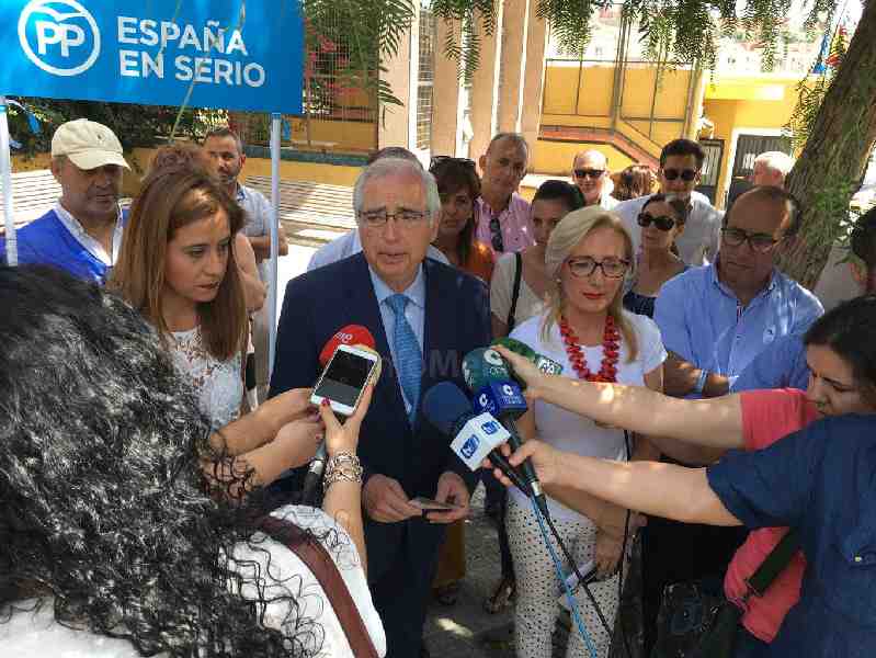 Imbroda equipara Podemos al "lobo con piel de cordero que se come a cerditos"