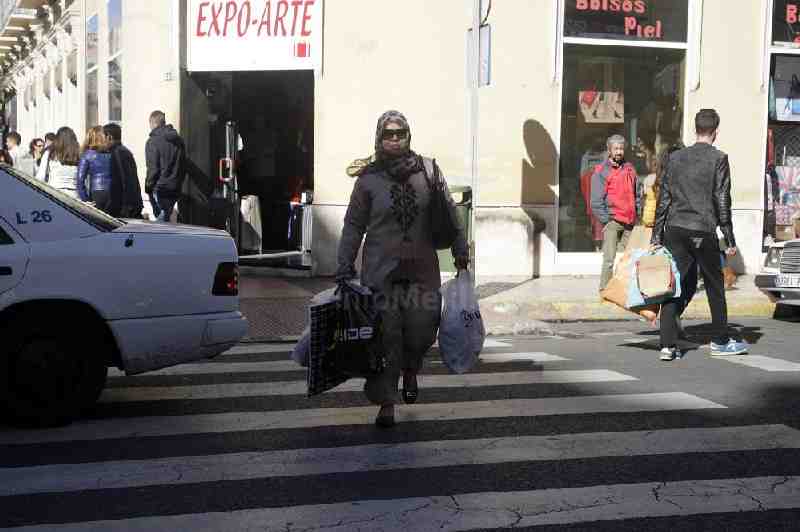 A pesar de la resaca de las compras navideñas, muchos melillenses han acudido a los comercios locales en el primer día oficial de rebajas