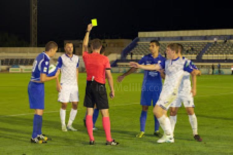 Primera derrota azulina de la temporada en casa del líder, Marbella (1-0)