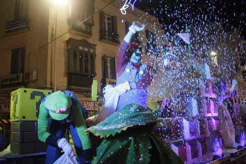 Una espectacular cabalgata y la tradicional quema de la sardina pusieron el broche de oro al Carnaval de Melilla 2016
