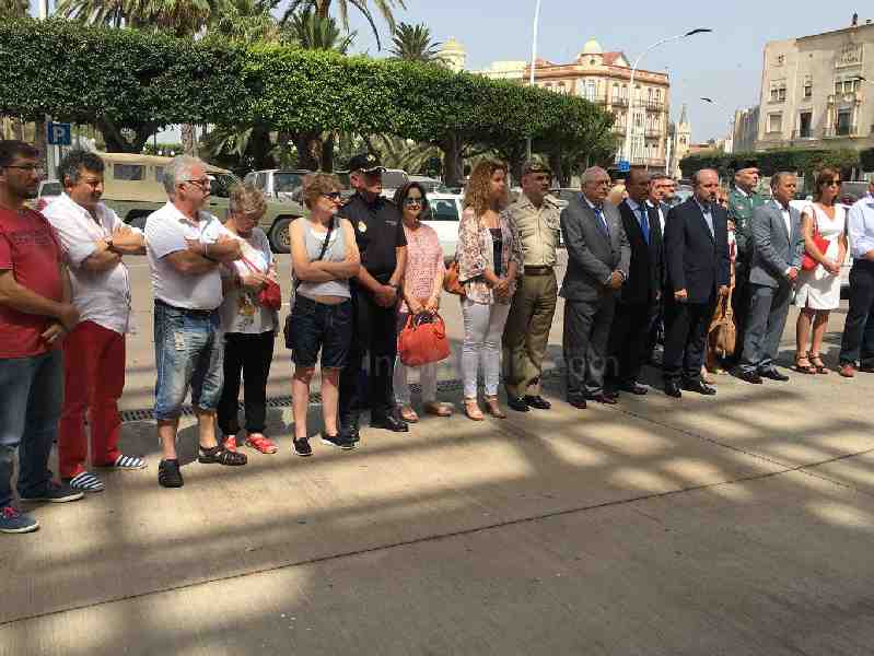 Un minuto de silencio en Melilla en recuerdo de a joven asesinada por su expareja