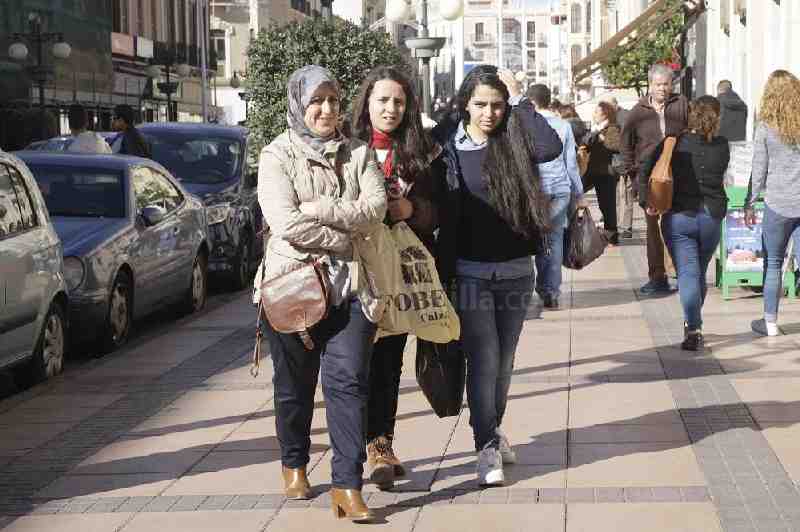 A pesar de la resaca de las compras navideñas, muchos melillenses han acudido a los comercios locales en el primer día oficial de rebajas