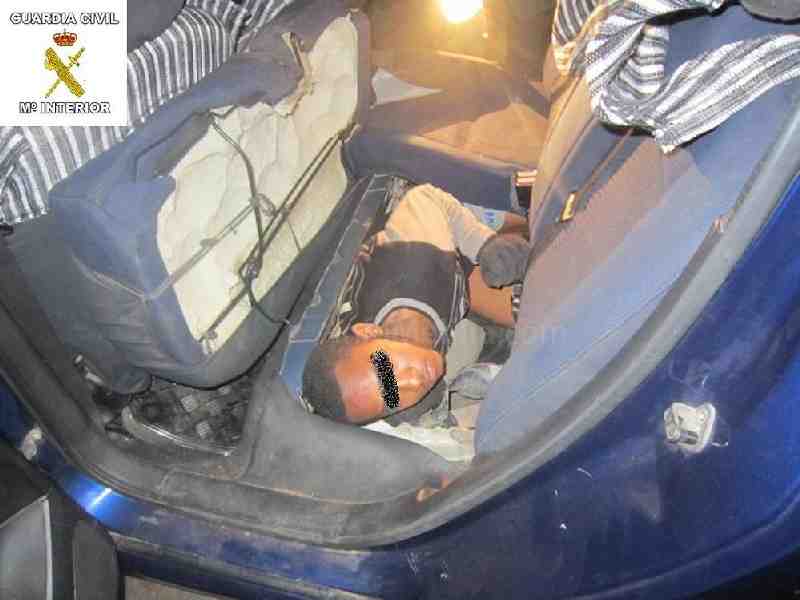 Rescatados tres inmgrantes ocultos en dobles fondos de un vehículo en Melilla