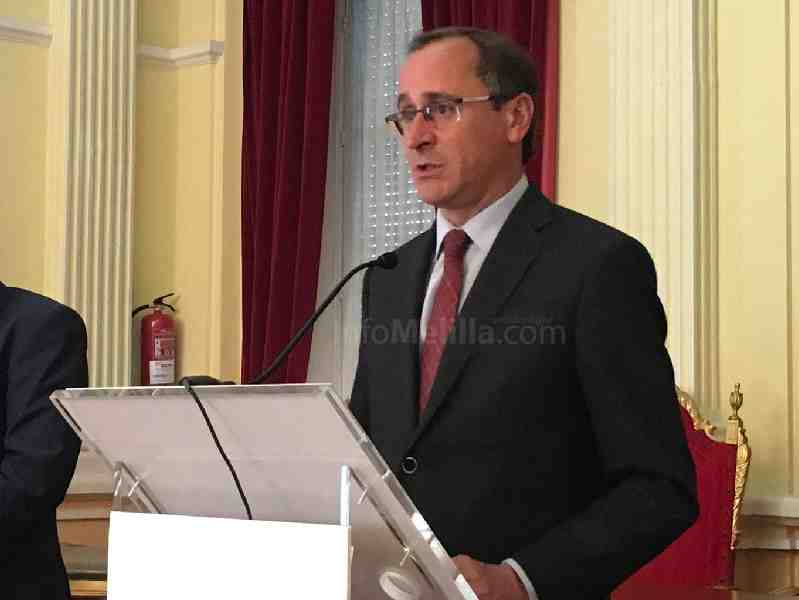 El ministro de Sanidad anuncia la incorporación de 18 nuevos profesionales en el Hospital de Melilla
