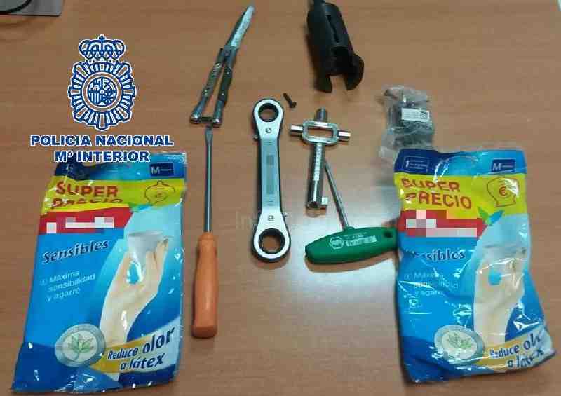 La Policía Nacional detiene a dos jóvenes mientras forzaban la cerradura de un ático