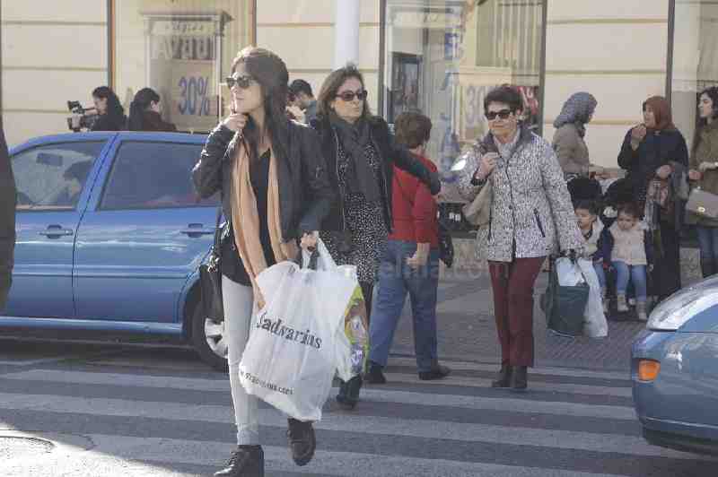 A pesar de la resaca de las compras navideñas, muchos melillenses han acudido a los comercios locales en el primer día oficial de rebajas
