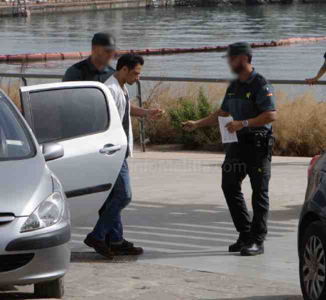 A.A. siendo dirigido al juzgado por la Guardia Civil