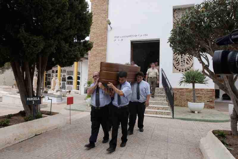 La familia de la mujer asesinada intenta estar "entera" por el bien de su hijo
