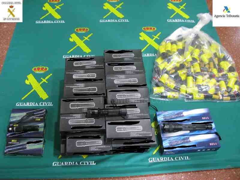 La Guardia Civil interviene numerosas armas prohibidas en el Puerto de Melilla