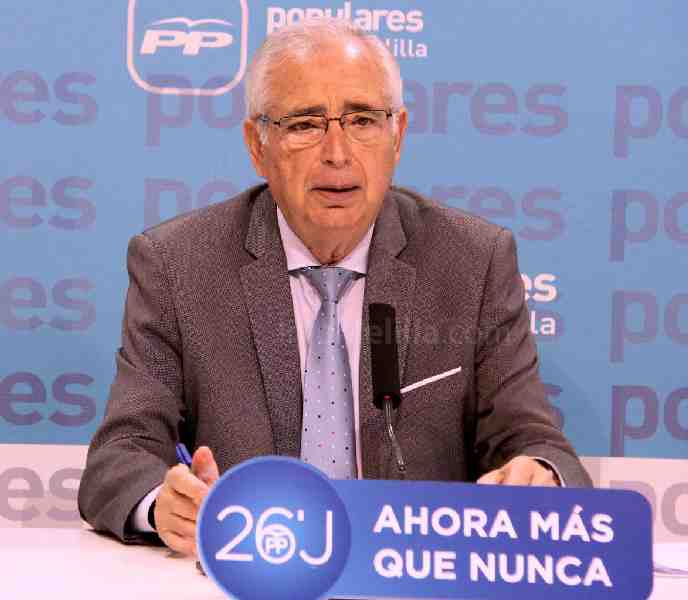 Imbroda anuncia el arreglo inmediato de los desperfectos causados en el incendio del parque infantil