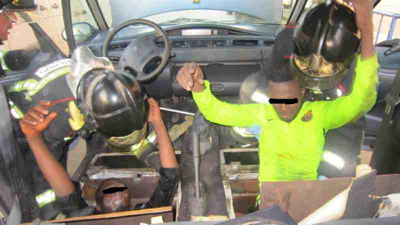 Rescatan a 4 inmigrantes subsaharianos ocultos en dobles fondos de un coche