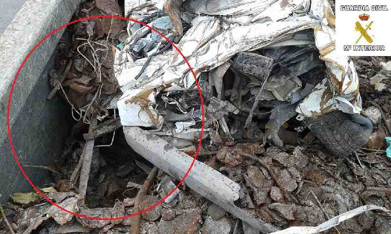Rescatan en Melilla a 15 menores ocultos en una batea y a otros 58 en el puerto