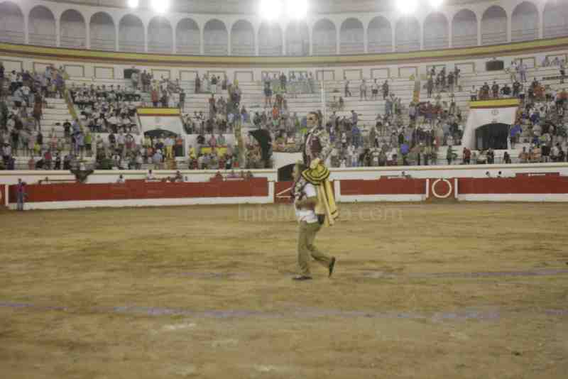 Triunfo rotundo de Padilla, que corta cuatro orejas y un rabo en Melilla