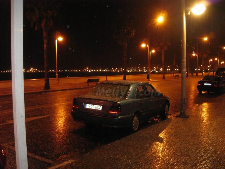 Melilla se viste de blanco en una madrugada lluviosa