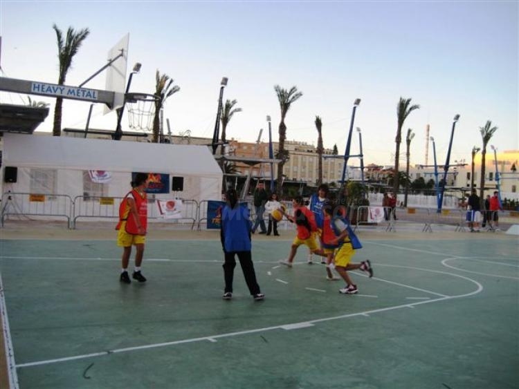 La entrega de trofeos pone el broche de oro al I Tribasket Solidario con la Inmigración