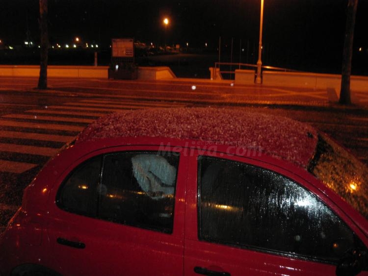 Melilla se viste de blanco en una madrugada lluviosa