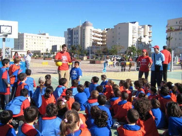 La entrega de trofeos pone el broche de oro al I Tribasket Solidario con la Inmigración