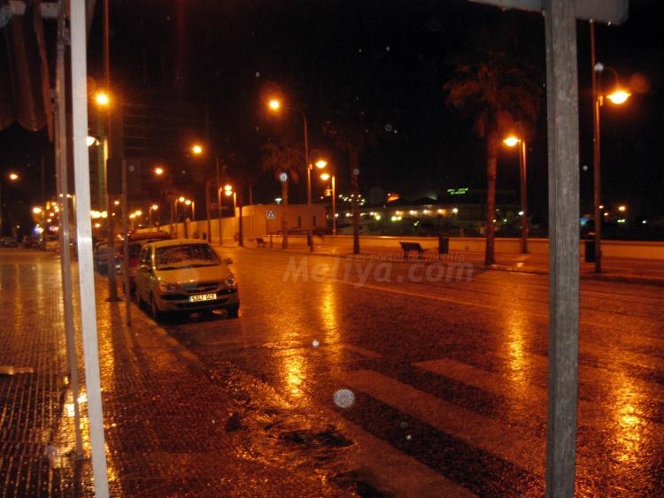 Melilla se viste de blanco en una madrugada lluviosa