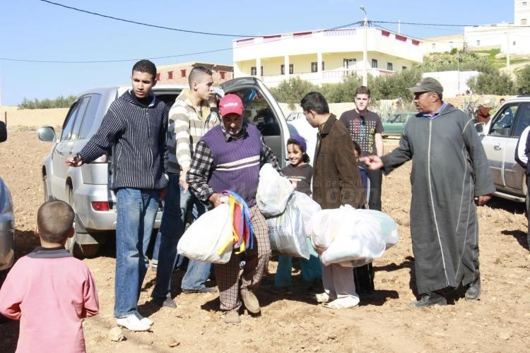 La ONG Intervención Ayuda y Emergencias reparte entre los más necesitados el material recogido