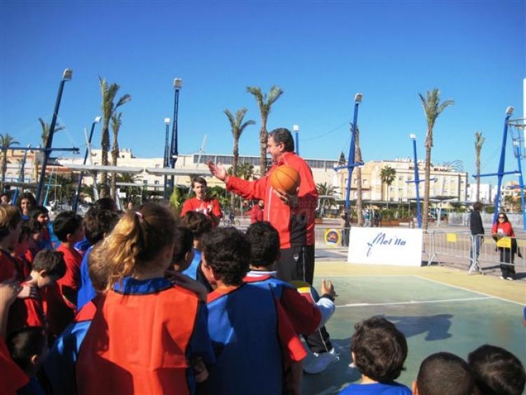 La entrega de trofeos pone el broche de oro al I Tribasket Solidario con la Inmigración