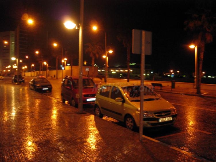 Melilla se viste de blanco en una madrugada lluviosa