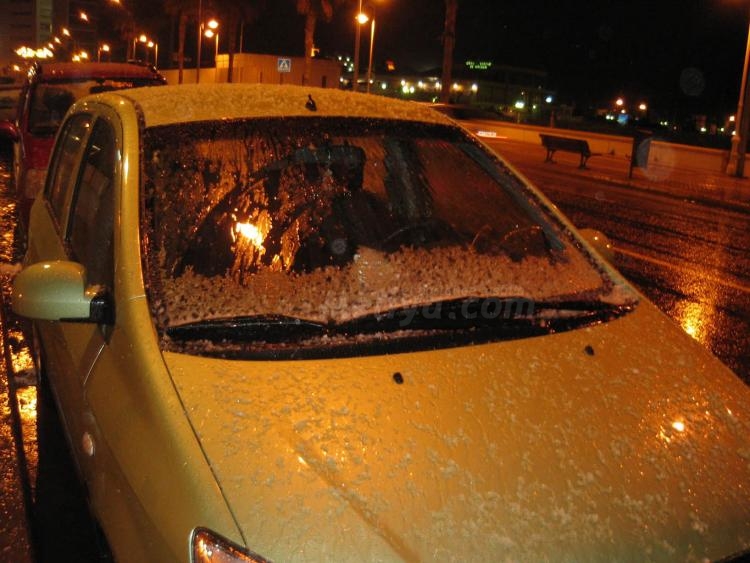 Melilla se viste de blanco en una madrugada lluviosa