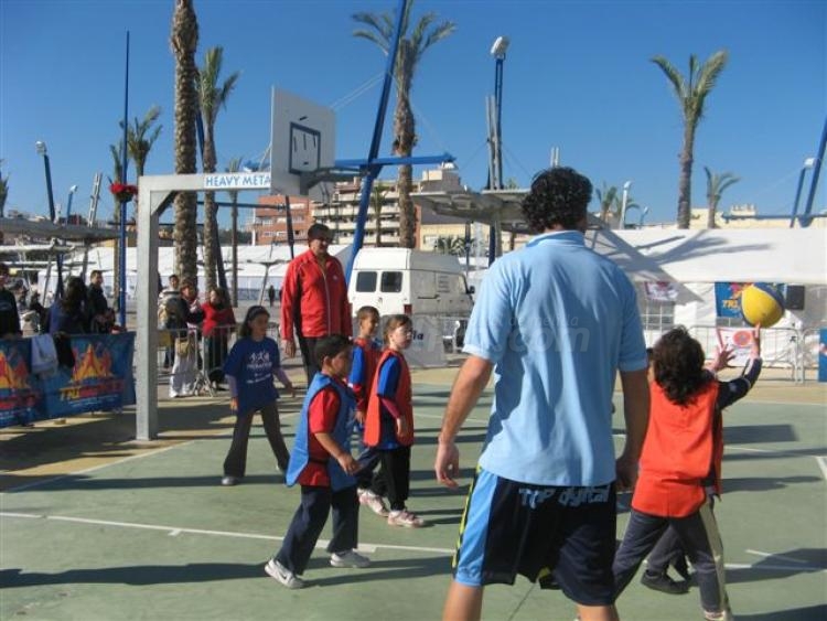 La entrega de trofeos pone el broche de oro al I Tribasket Solidario con la Inmigración