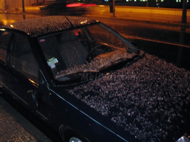 Melilla se viste de blanco en una madrugada lluviosa