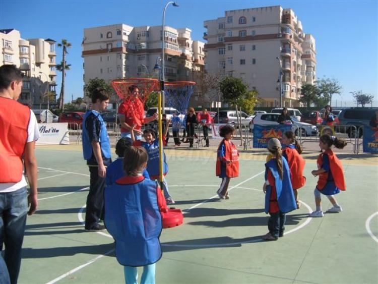 La entrega de trofeos pone el broche de oro al I Tribasket Solidario con la Inmigración
