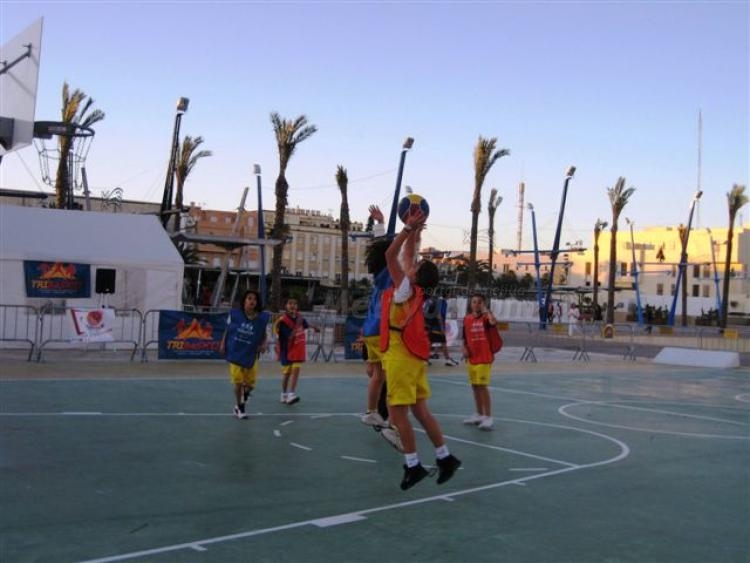 La entrega de trofeos pone el broche de oro al I Tribasket Solidario con la Inmigración