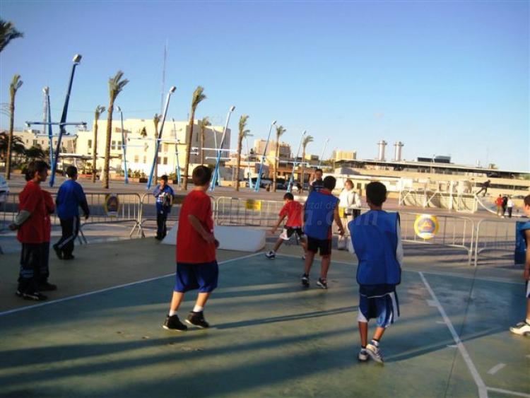 La entrega de trofeos pone el broche de oro al I Tribasket Solidario con la Inmigración