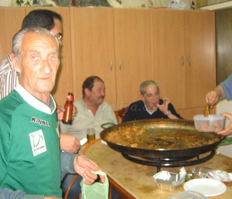 'El Betis' y la paella al fondo.