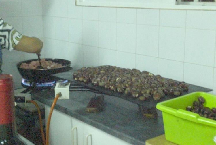 Una buena 'castañada' en el Zapillo con el mejor aroma de la Casa de Melilla en Almería