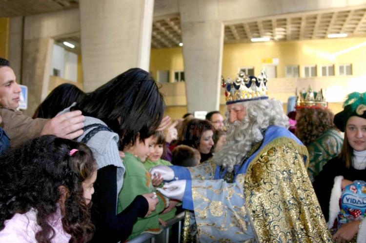 Los Reyes Magos reparten toneladas de ilusión y magia por las calles de Melilla