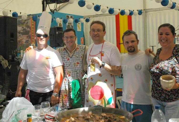 Paellas a ritmo de corneta, tambor y afectuosa convivencia en la Caseta Militar