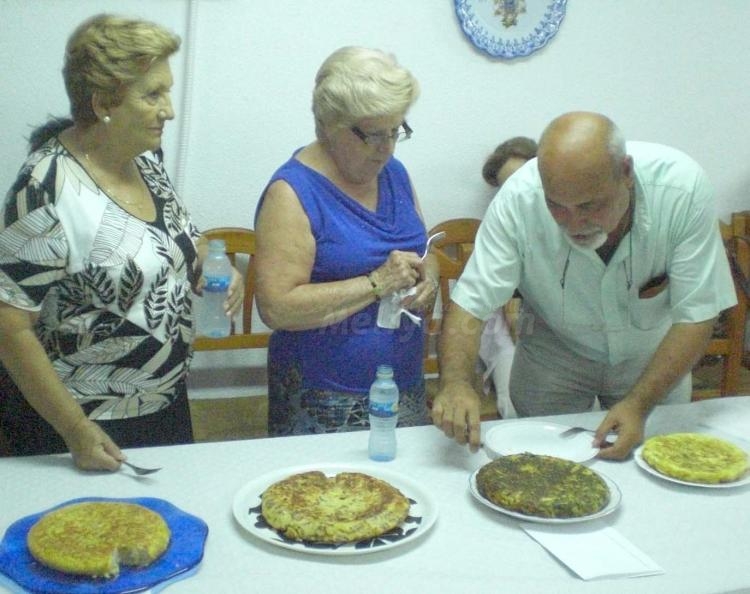 Los melillenses de Almería se pegan un festín a base de tortillas variadas y buen humor