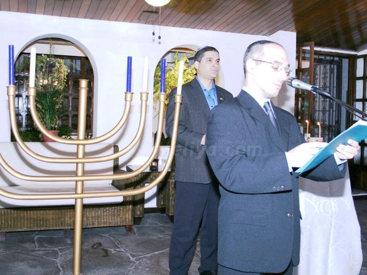 Un millar de judíos melillenses celebran 'El Milagro de Janucá'