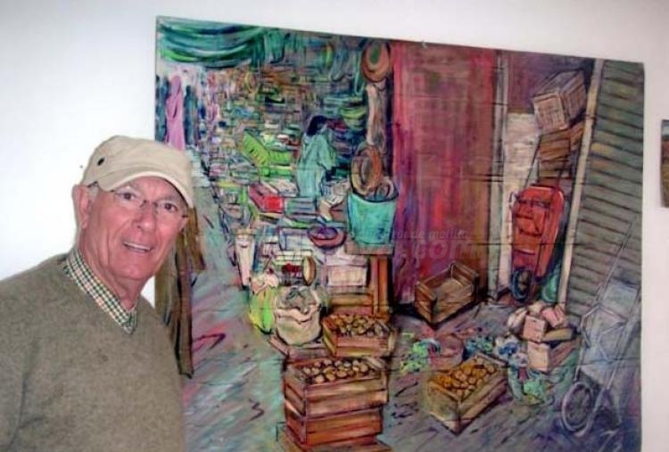 El artista con una de sus obras