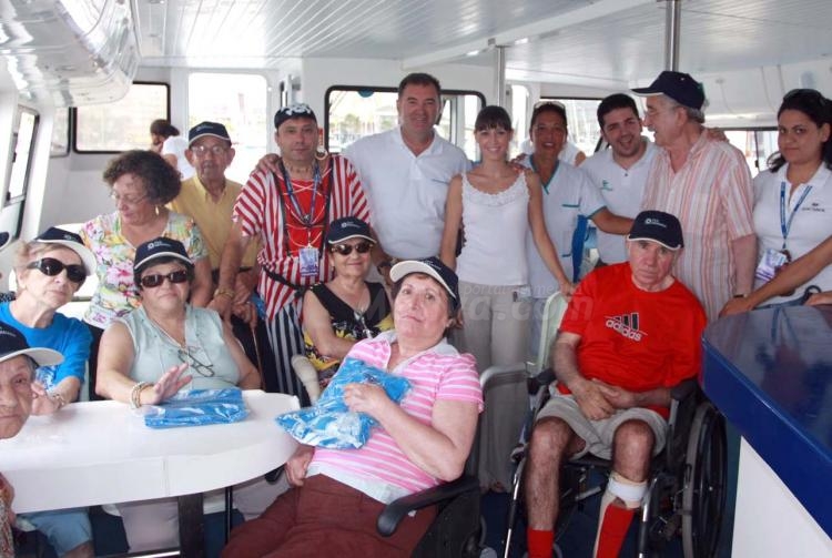 Los veteranos del Centro Social de Mayores también disfrutan de la Semana Náutica