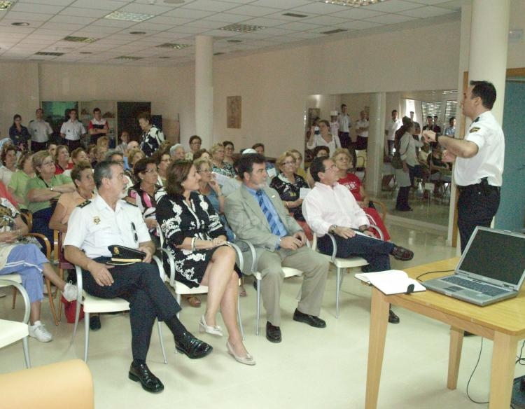 Policías y mayores: simbiosis perfecta de intercambio de experiencias