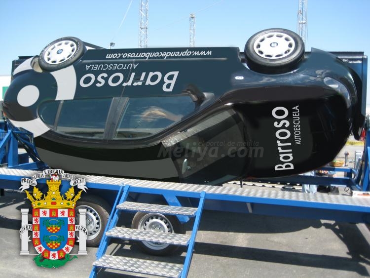 Autoescuela Barroso muestra la necesidad del cinturón con un simulador de vuelco