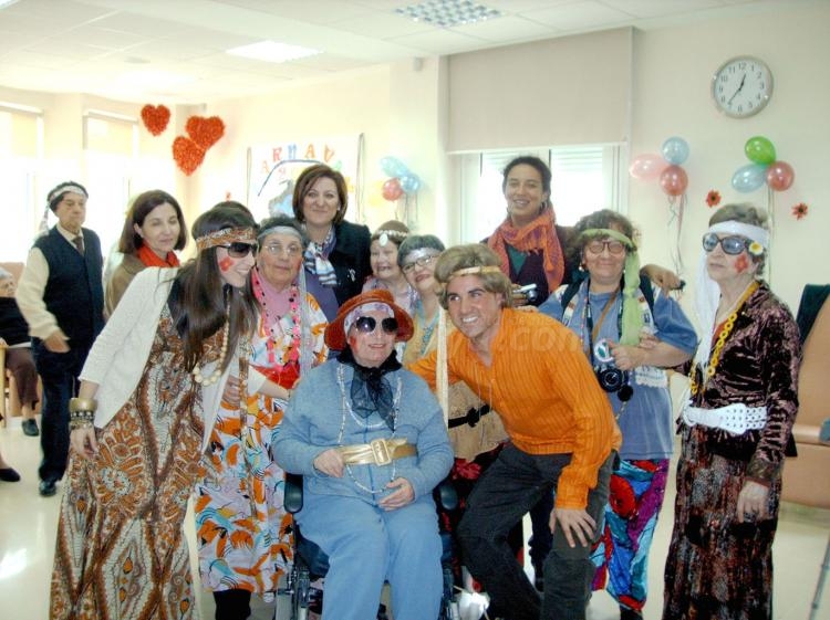 Los usuarios posando con la Directora Territorial del IMSERSO, Francisca Coll